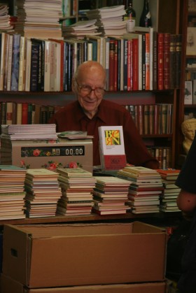 Jaume Romagosa detrás del mostrador de su librería