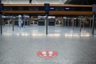 منطقة تسجيل المسافرين المُغادرين داخل المطار