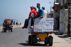 تسلسيم المواد الغذائية في غزة