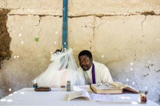 La novia se confiesa ante el sacerdote