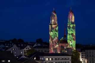 5月30日的苏黎世明斯特双塔大教堂：五旬节(Pfingsten)这天，瑞士灯光艺术家Gerry Hofstetter利用灯光艺术展现了苏黎世教堂对于允许重新开始礼拜活动的喜悦。