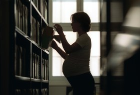 De nombreuses femmes en Suisse réduisent leur taux d activité à l arrivée d un enfant.