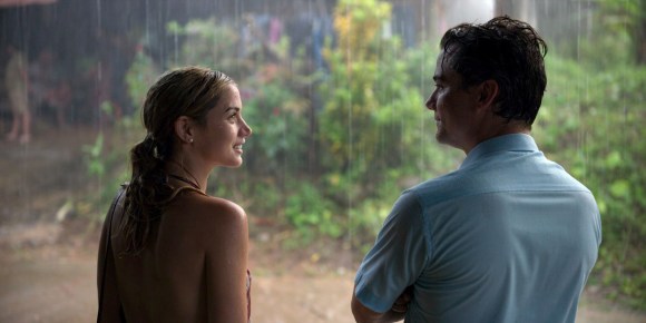 Scène de film avec un homme et une femme qui se regardent.