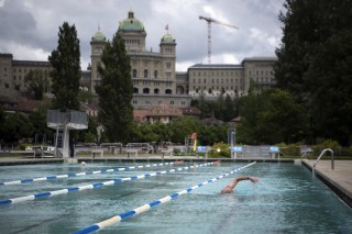 6月8日，伯尔尼，冠状病毒危机逐步解封后，瑞士大多数游泳池已于上周六开始对外开放。