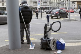 Un trabajador de limpieza junto a sus utensilios, en una calle