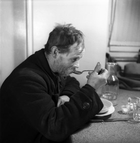 Berne, 1943. Quiconque sortait du cadre économique et social défini par les personnes au pouvoir n’avait plus voix au chapitre de la démocratie suisse. (Walter Studer/Keystone) Armer Mann beim Suppe essen