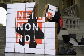 Activistas apilan cajas ante en Parlamento