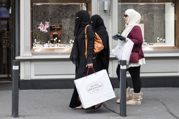 سيدتان ترتديان النقاب في أحد شوارع مدينة جنيف
