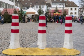 Obstáculos de cemento para impedir el paso de vehículos a un mercado