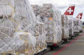 Cajas del cargamento humanitario en el aeropuerto