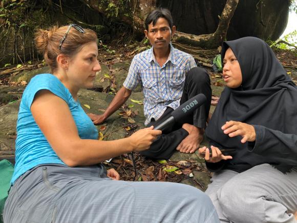 Karin Wenger interview une femme voilée en Indonésie