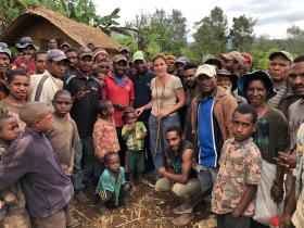 Karin Wenger avec une tribu en Papouasie