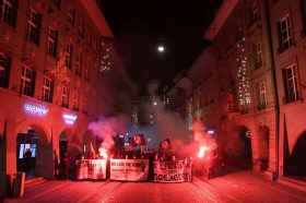 Manifestantes con pancartas en el centro de Berna