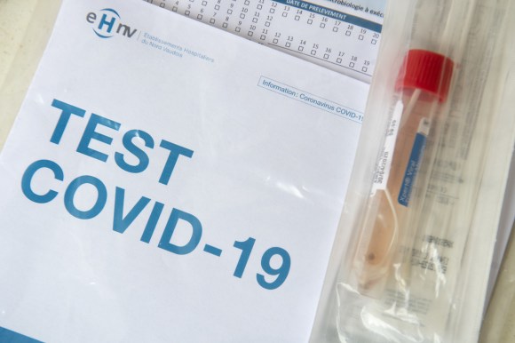 瑞士政府鼓勵更多的人接受病毒檢測，即使有些人只有輕微症狀。