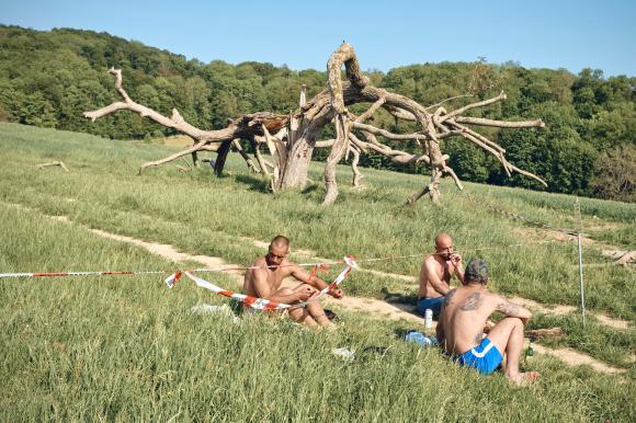 バーゼルの田舎でピクニックをする3人の男性
