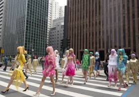 Mulheres desfilando com fantasias em uma avenida
