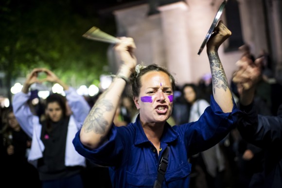 Femmes tapant sur un couvercle de casserole lors d une manifestation féministe