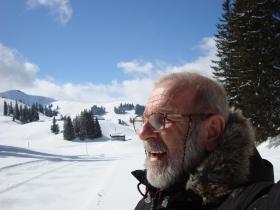 Foto de homem em uma paisagem alpina