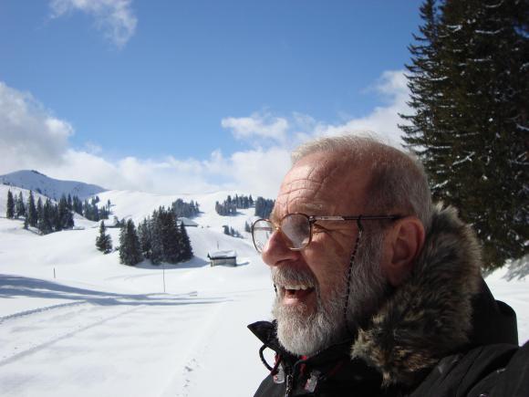 Foto de homem em uma paisagem alpina