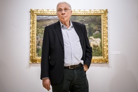 Christoph Blocher posa delante de un lienzo