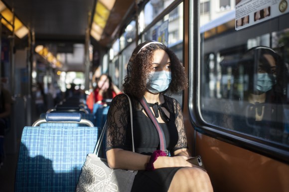 женщина в маске в трамвае