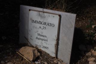 西西里岛的难民墓(2018年)，选自《路线》(Routes)系列，2020年
