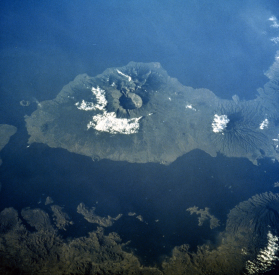Vista aérea del crater de un volcán