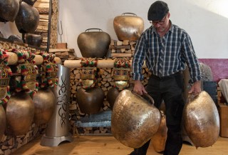 铁匠彼得·普莱西格(Peter Preisig)展示并演奏他打造的巨型牛铃。