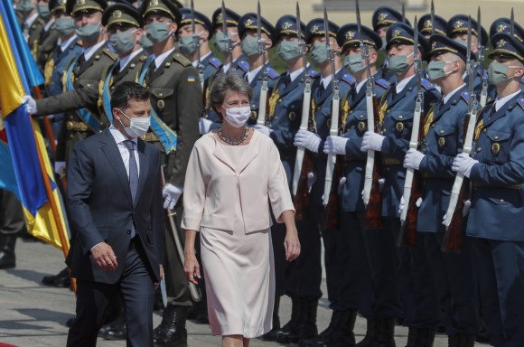 Ukrainian President Volodymyr Zelensky (l) and Swiss President Simonetta Sommaruga (r)
