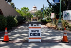 Señalamiento de cierre a la entrada del campus de la Universidad de Fullerton, California