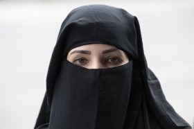امرأة تلبس نقابا