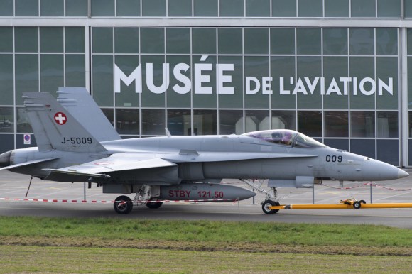 Aviones de combate F/A-18 en el Museo Miliater de la base aérea de Payerne