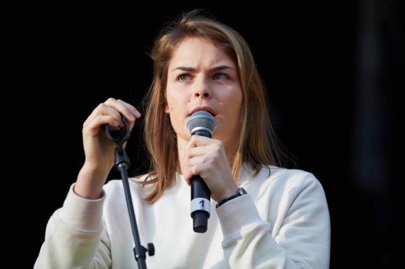 Mulher recitando num palco