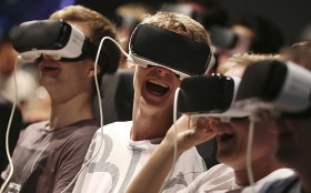 VRデバイスを装着したゲーマー