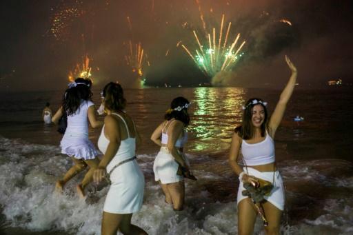 Pessoas se reúnem para assistir aos fogos de artifício no