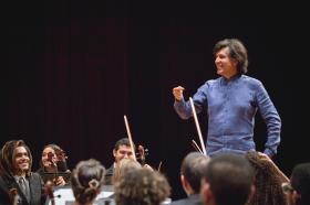 Ricardo Castro regendo orquestra
