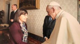 Valérie Dupont y el papa Francisco se estrechan la mano