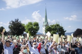7月、挙手で投票するチューリヒ州ゾリコンの有権者