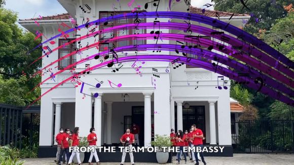 Schweizer Botschaftsangestellte spielen ein Lied vor der Botschaft
