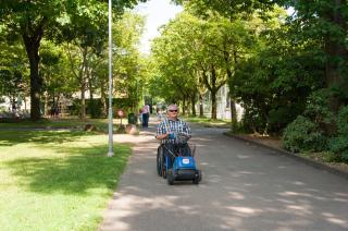 Urban Metry开着电动轮椅在路上