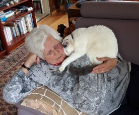 Señora mayor con su gata
