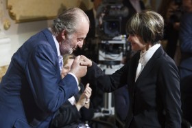 O rei beija a mão da ex-conselheira federal Micheline Calmy-Rey