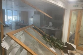 Oficina con muebles y ventanas rotos