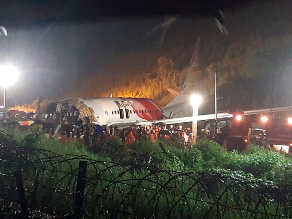 Flugzeug bei Landung in Indien verunglückt - Mindestens 15 ...