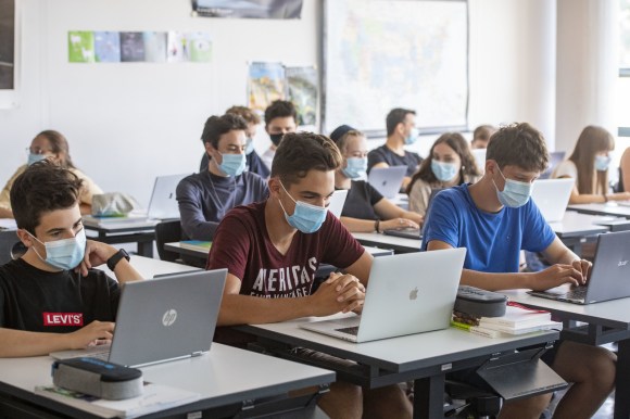 school pupils with masks