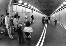 Una familia posa para la foto en el interior de un túnel vial