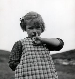 Una niña escarbándose la nariz
