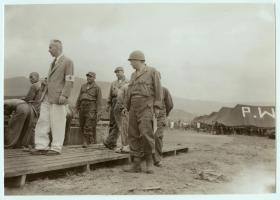 釜山の駐韓米8軍の第1捕虜収容所。背景の右側にあるのが衛生施設で、白い服を着ているのが医師。1950年9月5日撮影