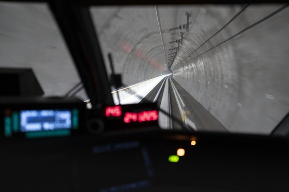 en la cabina de un tren atravesando un túnel