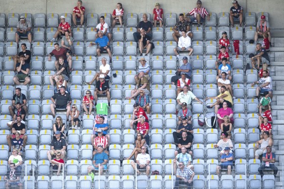 Estadio de futbol con espectadores sentados separadamente
